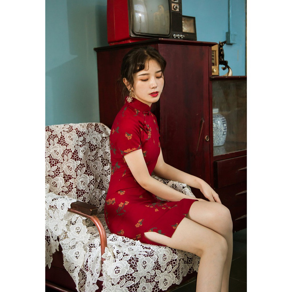 Sườn xám đỏ in hoa mai phong cách retro