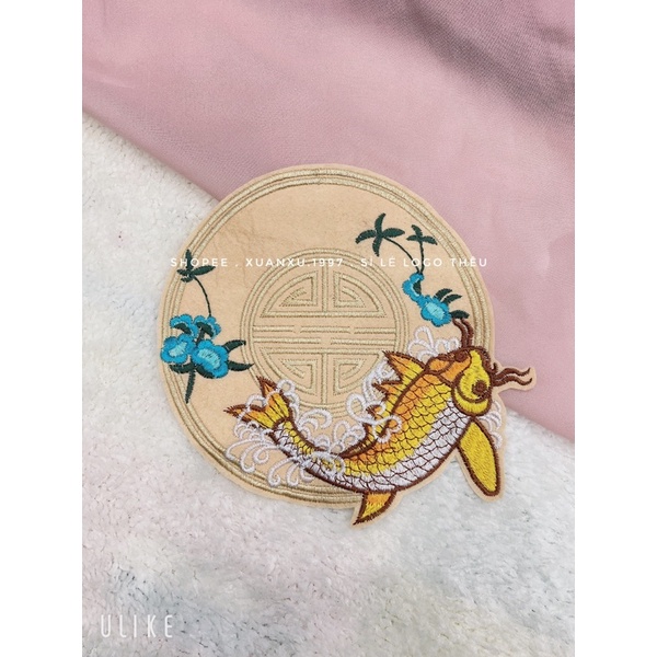 Logo thêu tròn cá chép hoa gắn áo dài siêu đẹp