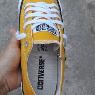 Giày sneaker cổ thấp buộc dây màu vàng