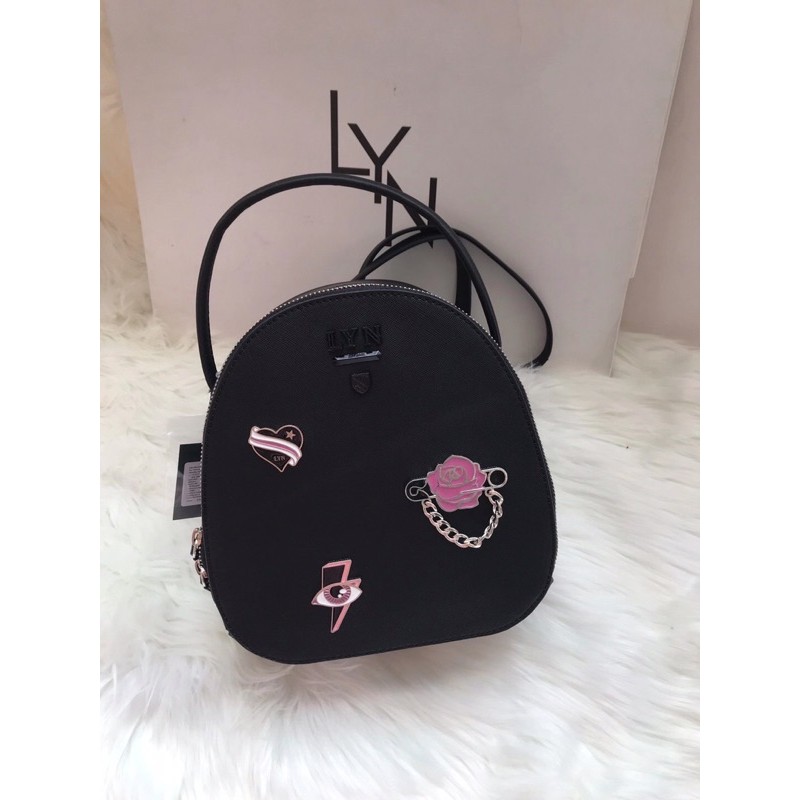 Balo L.y.n kèm charm