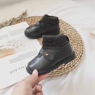 Combo 1 đôi boot đen và 1 mũ đan nâu bé gái