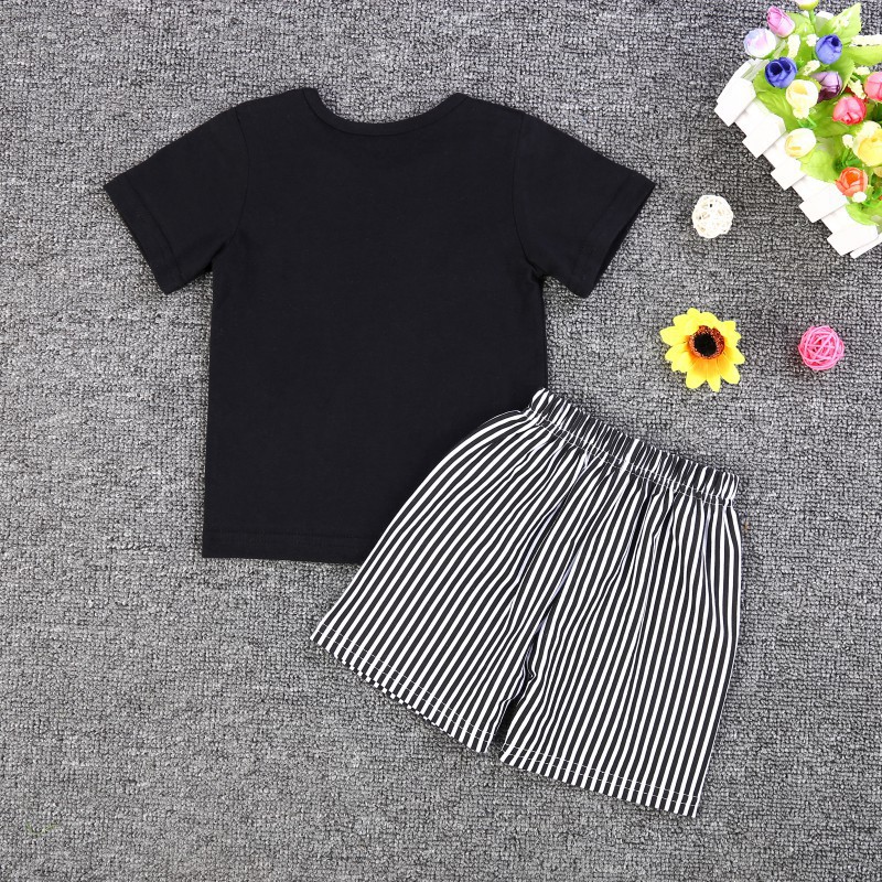 Set áo thun tay ngắn màu đen kèm quần kẻ sọc thời trang cho bé trai