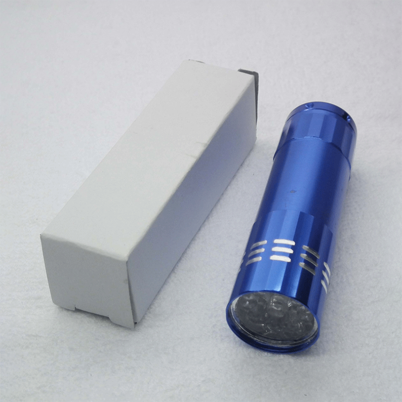 Đèn pin nhỏ 9 bóng LED sử dụng pin AAA tiện lợi