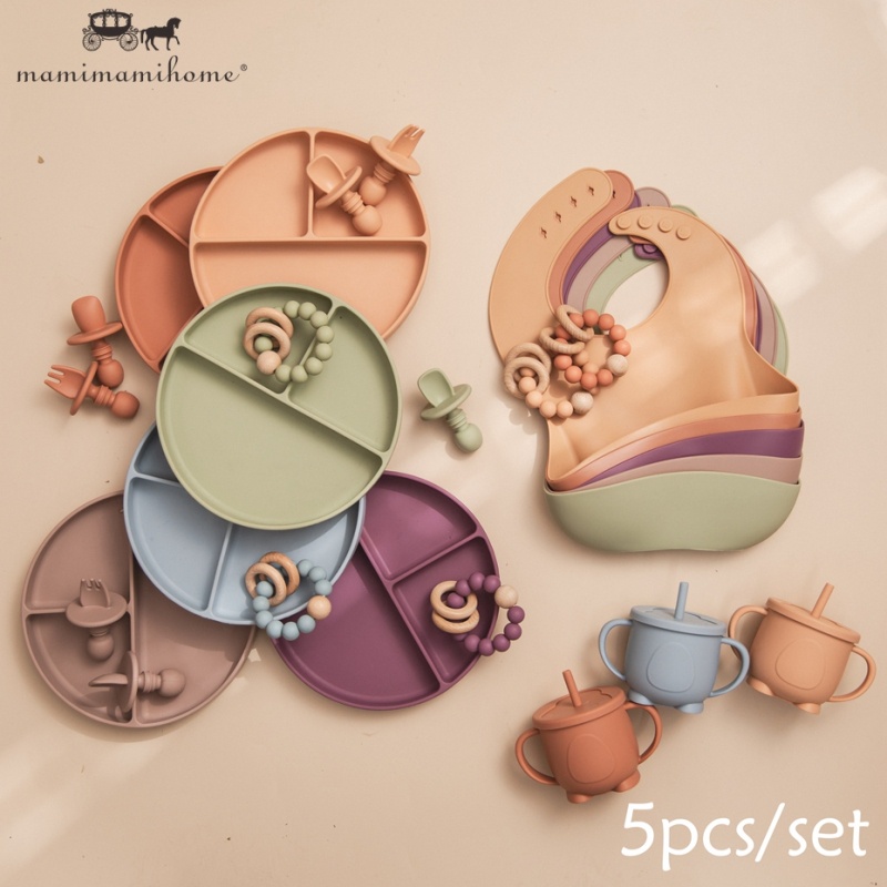 Bộ đồ ăn 5 món MAMIMAMIHOME gồm yếm/ cốc có ống hút / thìa và nĩa bằng 100% silicone mềm có cốc hút chống rơi cho trẻ em