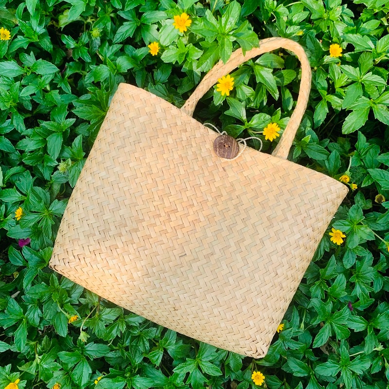 Túi cỏ bàng dáng vuông có lớp lót làm từ cỏ bàng 100% thiên nhiên, từ bàn tay thợ thủ công Việt Nam T984