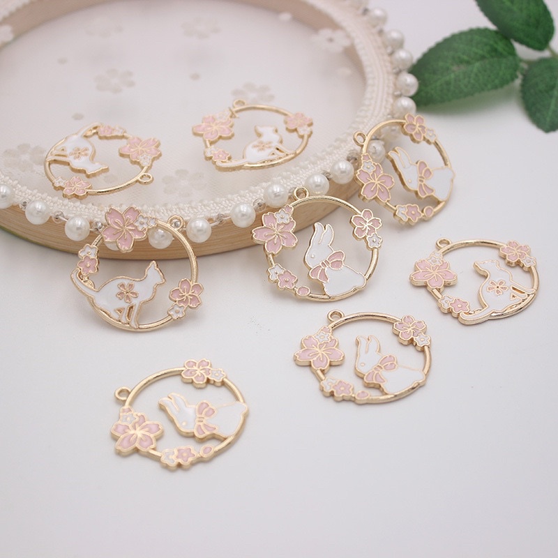 Charm kim loại hình tròn gắn mèo và thỏ