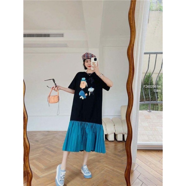 Đầm thun đen dáng suông cổ tròn phối đuôi cá xanh xếp ly ngực in hình tay ngắn 2602