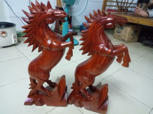 Cặp ngựa gỗ sơn huyết cao 67cm
