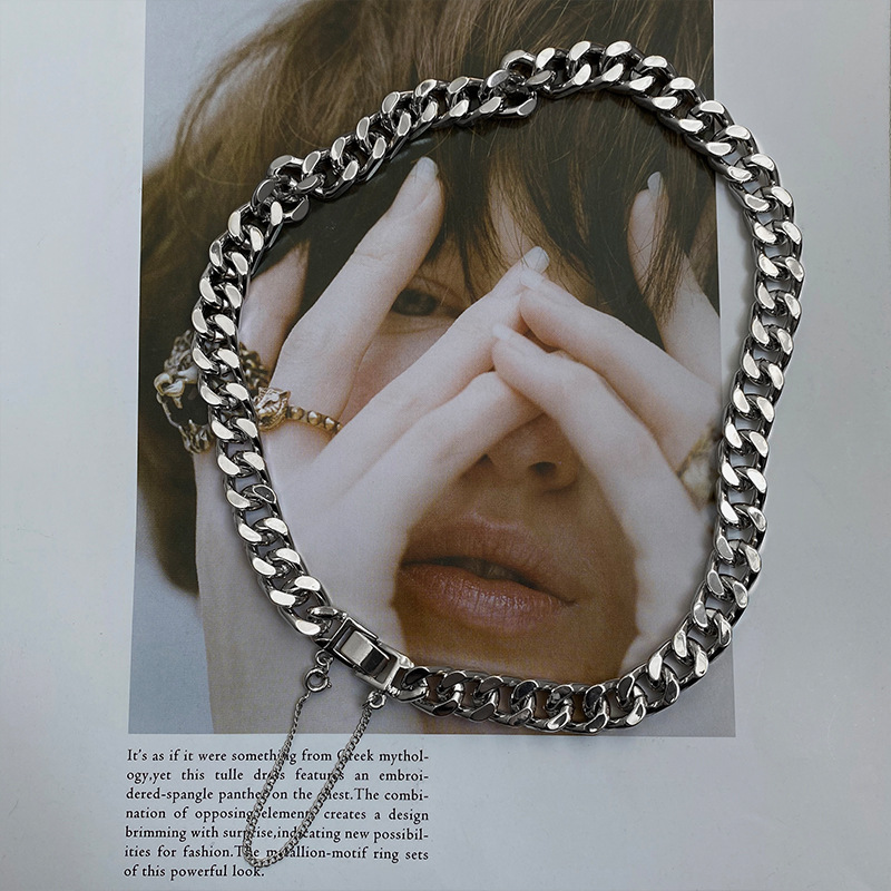 Dây chuyền kim loại thiết kế đơn giản phong cách retro