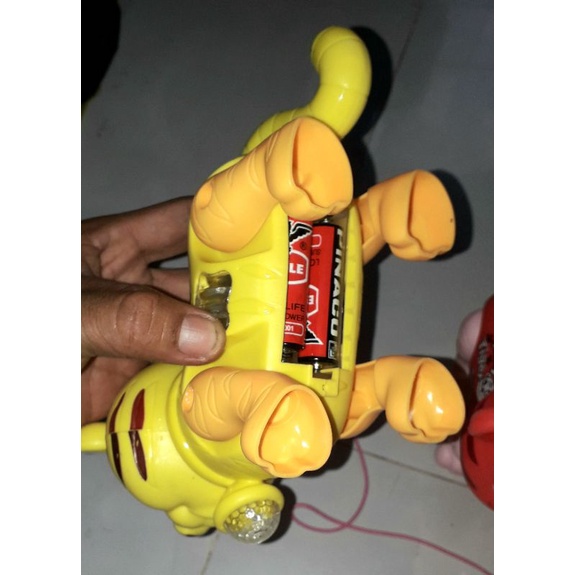 Mô hình chú Hổ đi dạo bằng nhựa có nhạc và đèn led rất đẹp tặng kèm pin