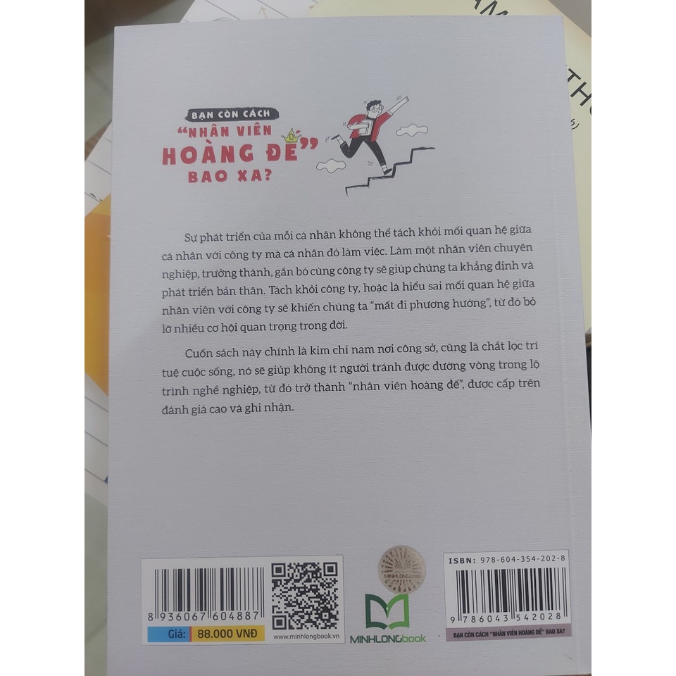 Sách: Bạn Còn Cách &quot;Nhân Viên Hoàng Đế&quot; Bao Xa