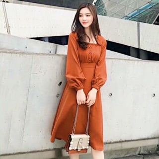 Đầm cam cổ vuông tay dài