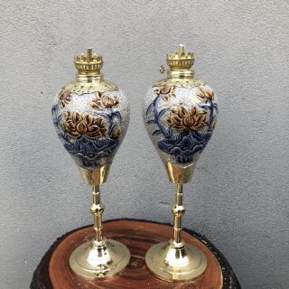 Đèn dầu chân đồng men rạn đắp nổi