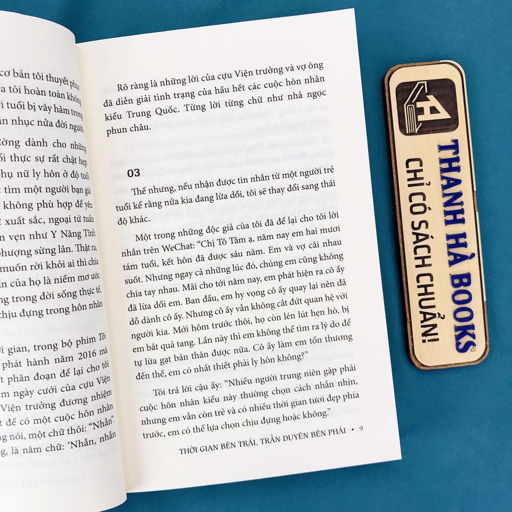 Sách - Thời Gian Bên Trái, Trần Duyên Bên Phải (Kèm Bookmark)