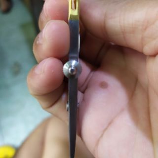 Compa cán vàng trong bộ nhấn mí