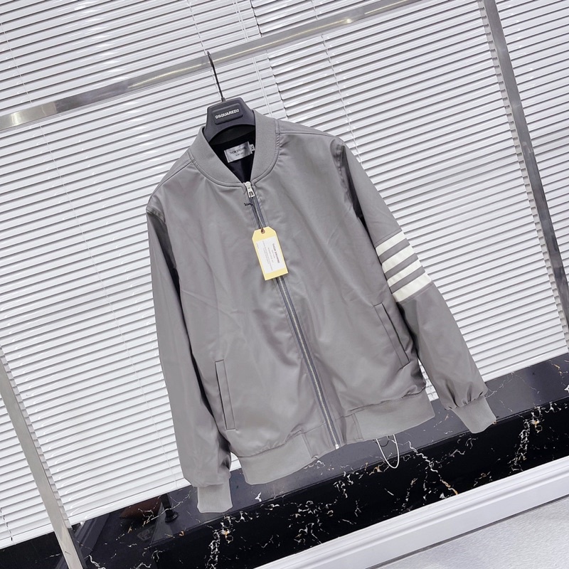Áo khoác da nam Thom Browne bomber jacket thêu 4 sọc trắng tay lót gió bo chun dày dặn sang trọng