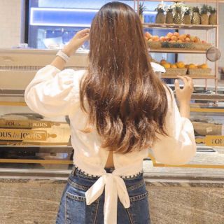 Áo croptop cột nơ lưng phối viền ren tay phồng