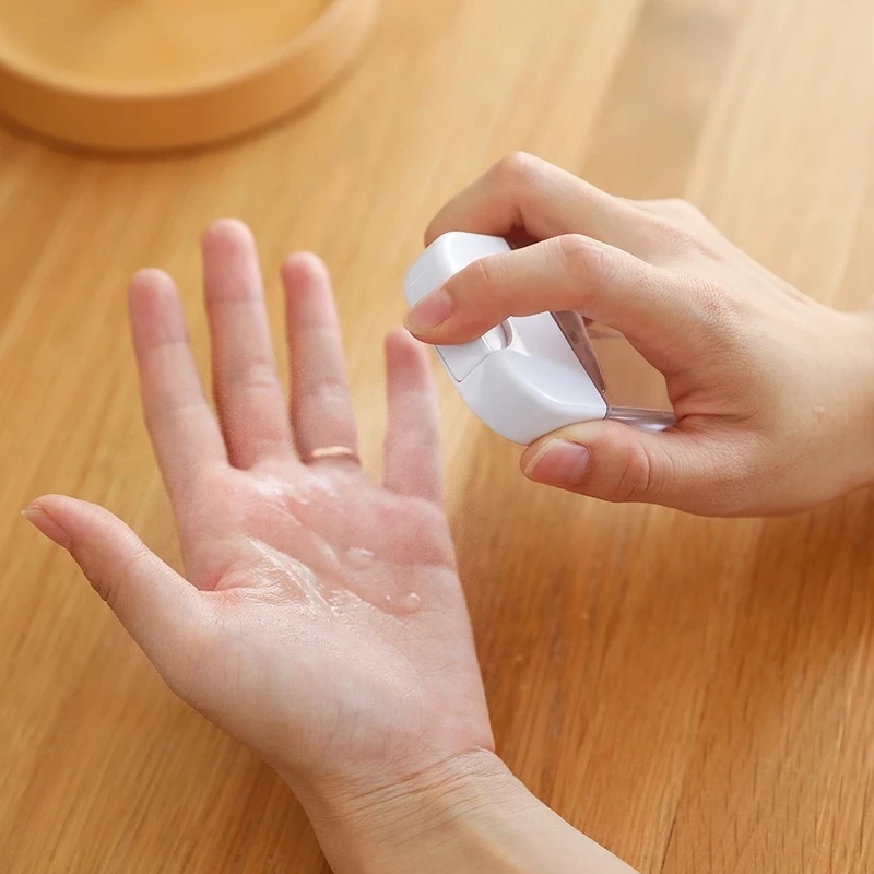 Chai xịt nước hoa 45ml bằng nhựa có thể bơm lại tiện dụng để dùng khi đi du lịch