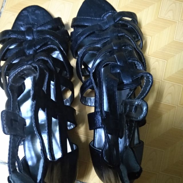 Sandal của chị bẹp ơi
