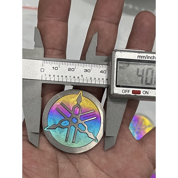 tem logo yamaha đường kính 4cm có sẵn keo 3m dán mặt nạ sirius