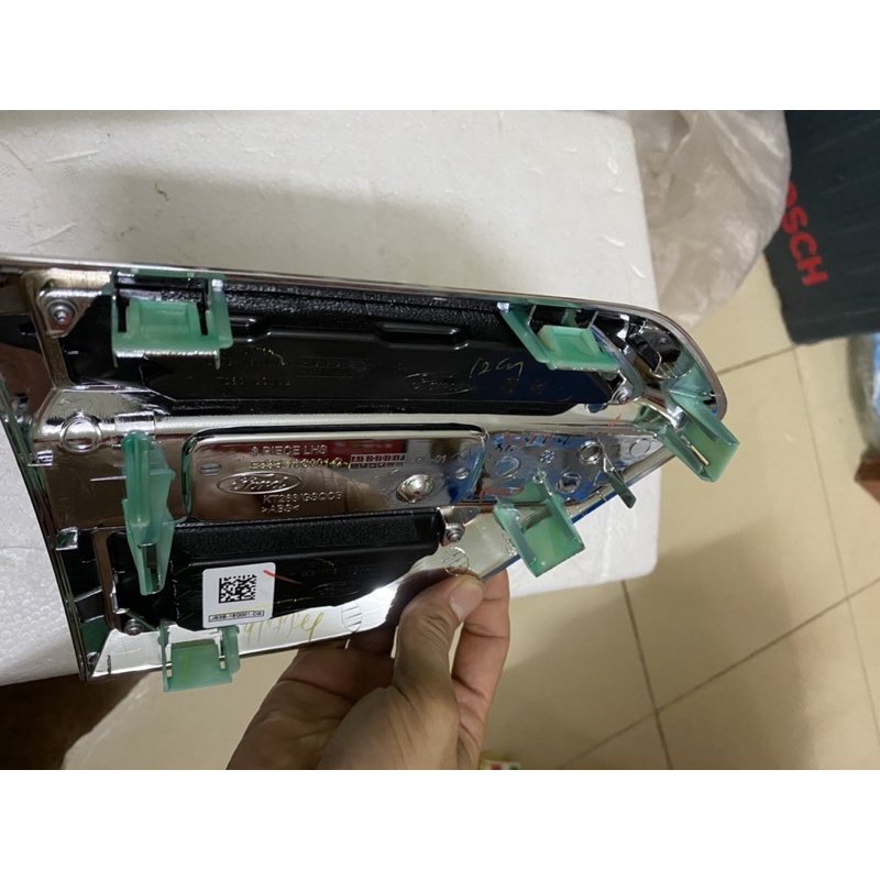 Ốp mang cá  Ford Everest / Bên lái / EB3B16G001C