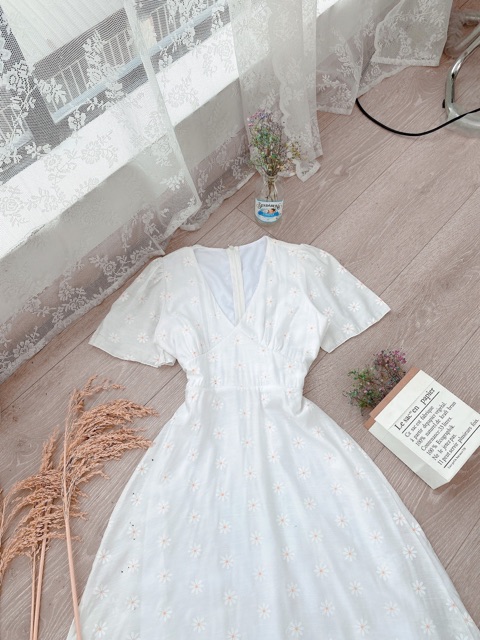 ĐẦM CÚC TRẮNG RÃ CÚP CỔ V