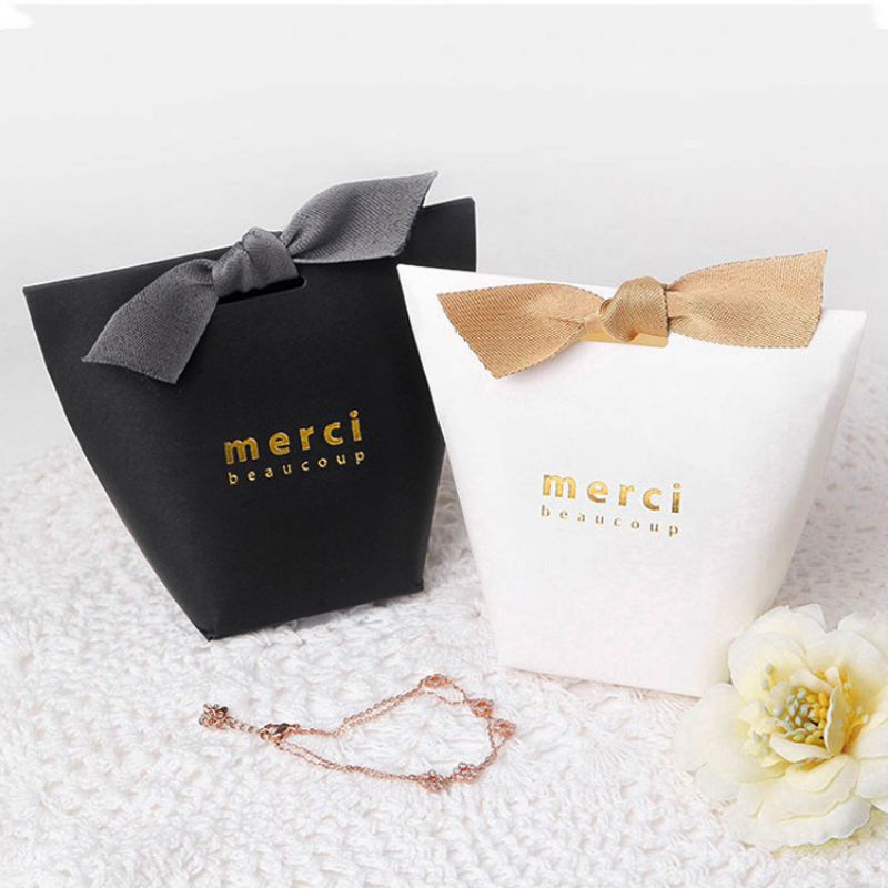 Hộp quà dập chữ nhũ Merci đẹp tinh tế (đã kèm dây nơ) (M17)