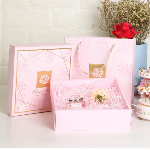 Hộp đựng quà vuông họa tiết bông hồng 20x20cm kèm túi quà, rơm giấy