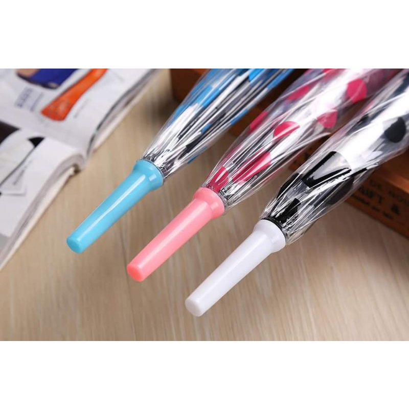 Cây dù che mưa hình chấm bi,,,