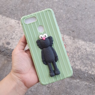Ốp Lưng OPPO F9 dẻo màu thiết kế vân chiếc vali gắn hình KAWS siêu hót