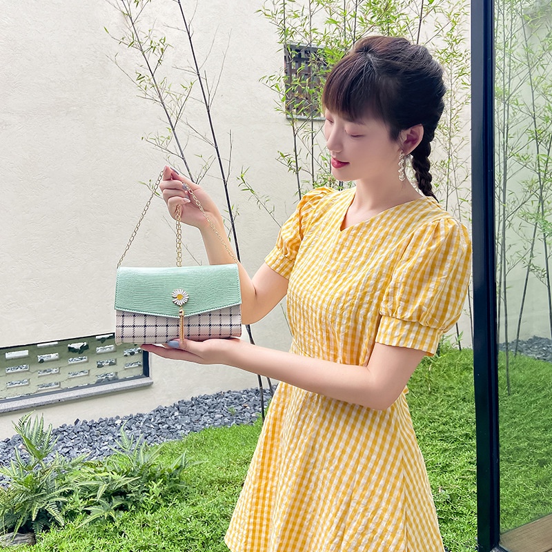 Túi Xách Đeo Vai Họa Tiết Hoa Cúc Phối Dây Xích Tua Rua Chất Lượng Cao