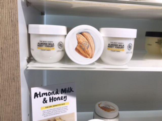 Sữa chua Dưỡng thể The Body Shop Moringa hoa chùm ngây Rose Hoa hồng Almond hạt hạnh nhân Body Yogurt 200ml | BigBuy360 - bigbuy360.vn