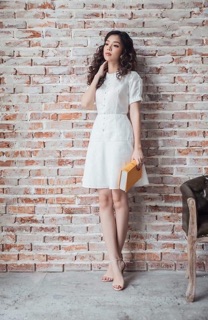 Đầm cổ xếp ly nút bọc dáng basic