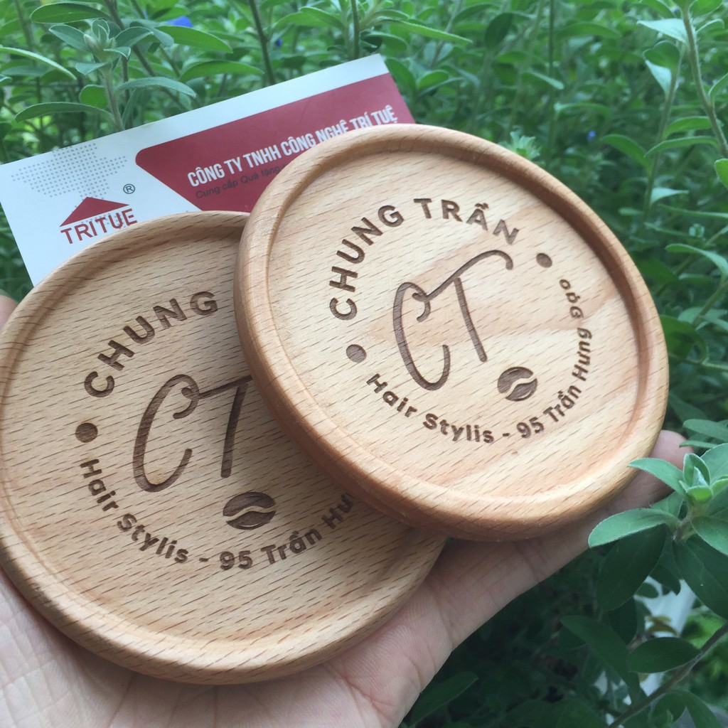 Đặt miếng lót cốc gỗ tự nhiên có sẵn in ấn logo theo yêu cầu của khách hàng. Đế lót ly gỗ sồi