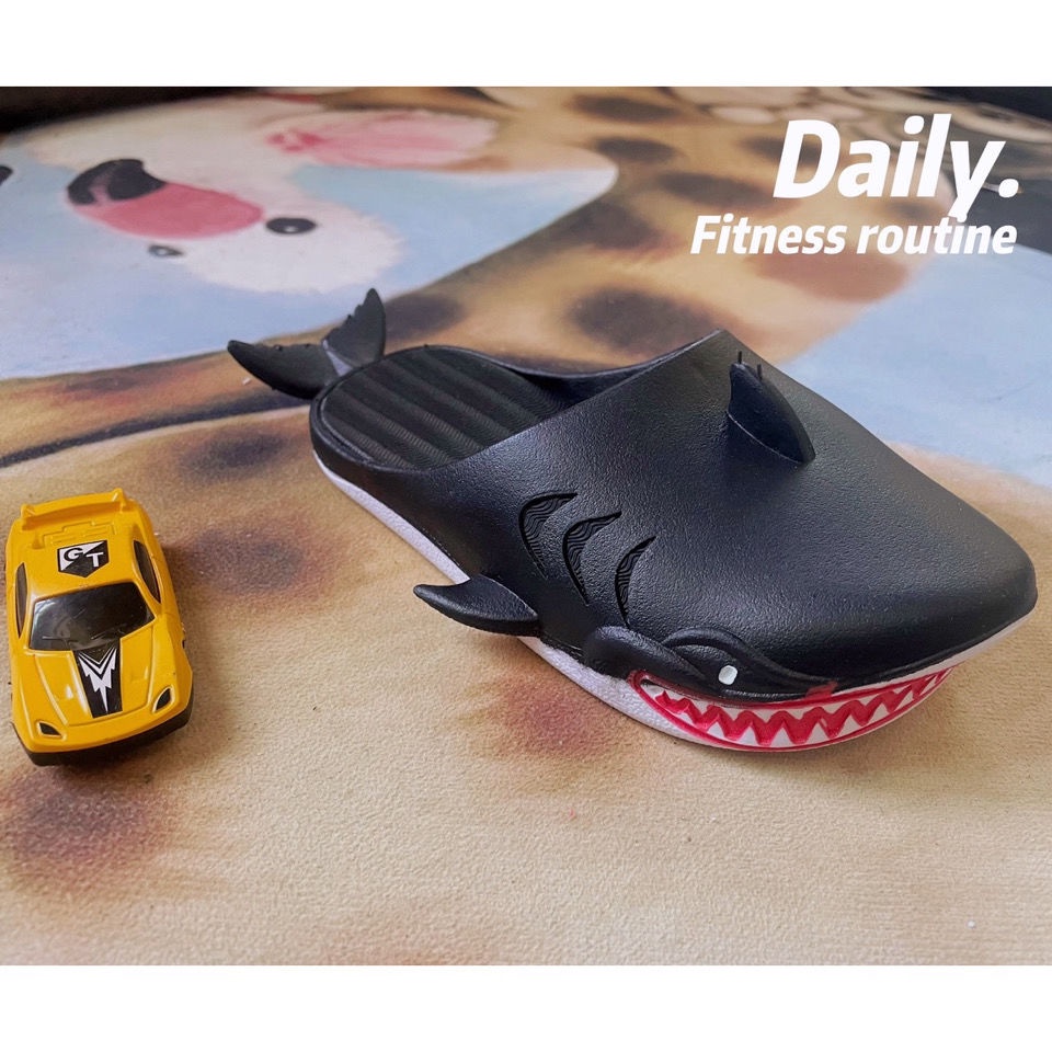 Dép đi trong nhà hình cá mập sáng tạo cho cả gia đình