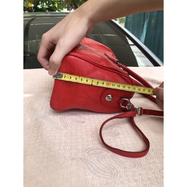 Túi chuẩn si . Túi qua sử dụng. Khách vui lòng xem hình nếu muốn biết thêm thông tin sản phẩm mời khách vô chat. Thanks.