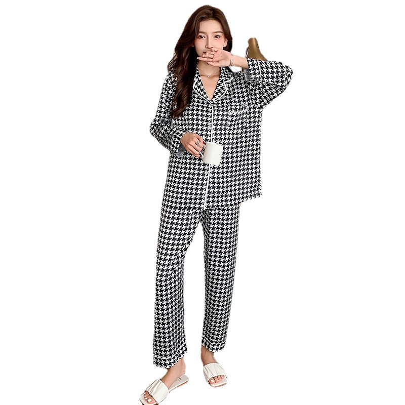 Bộ đồ ngủ vải lụa satin tay dài in họa tiết caro giản dị cho nữ