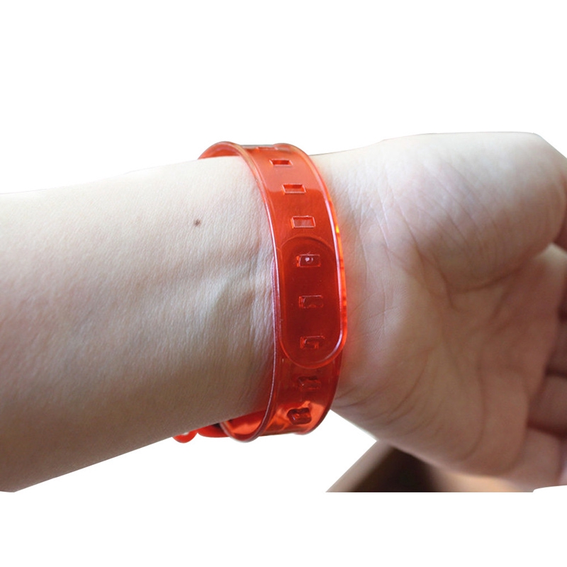 Vòng Đeo Tay Hình Ông Già Noel Có Đèn Led Xinh Xắn Cho Bé