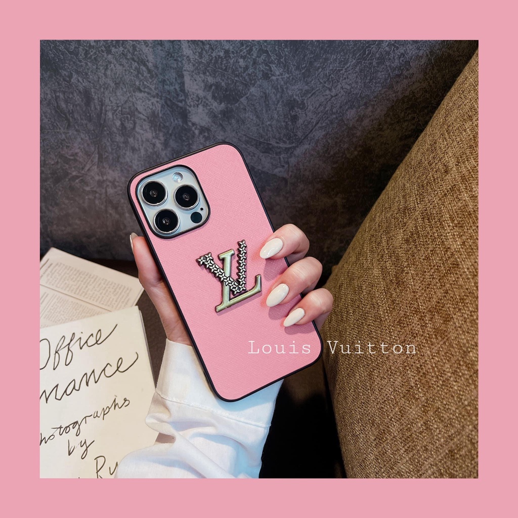 Ốp da nhám hồng viền đen tag L.V đá ip 7plus/8plus/X/Xs/Xsmax/11/11promax/12/12pro/12promax/13/13pro/13promax