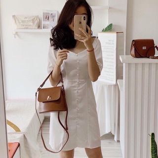 Váy trắng cổ chữ V nút bọc