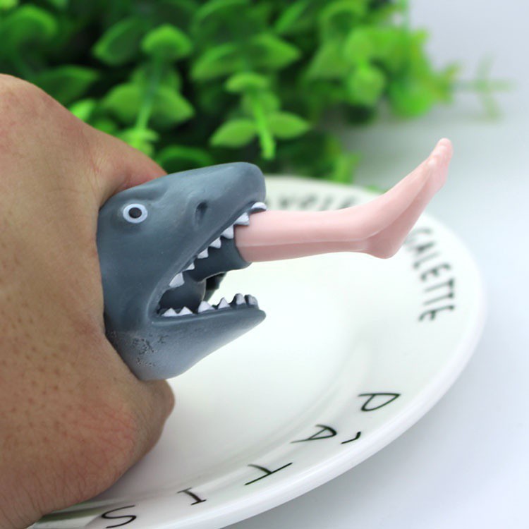 Mút đồ chơi hình chú cá mập ăn thịt người