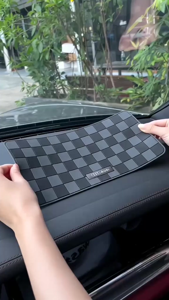 Tấm thảm silicon chống trượt cao cấp Miền Đông dùng để cố định điện thoại gắn táp lô ô tô | BigBuy360 - bigbuy360.vn