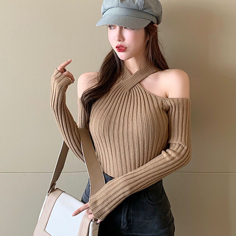 Áo sweater trễ vai phối dây choàng cổ đan chéo quyến rũ