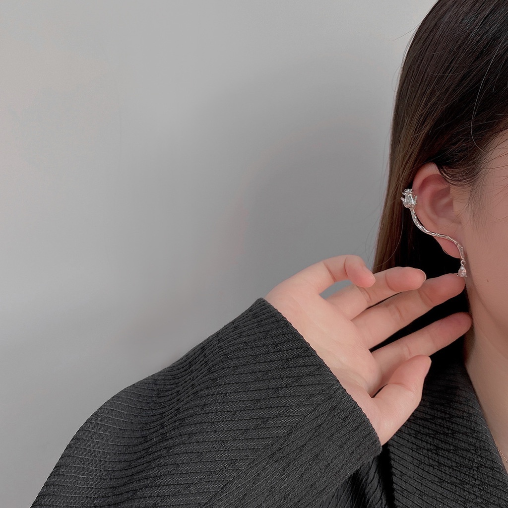 Khuyên tai hình hoa hồng đính đá kim cương cho nữ