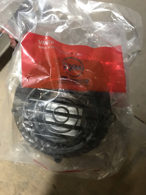 Chụp quạt nhựa xe Attila Elizabeth Fi hãng