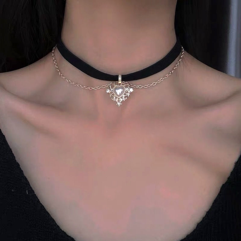 Vòng cổ choker dây nhung ngắn mặt trái tim vàng