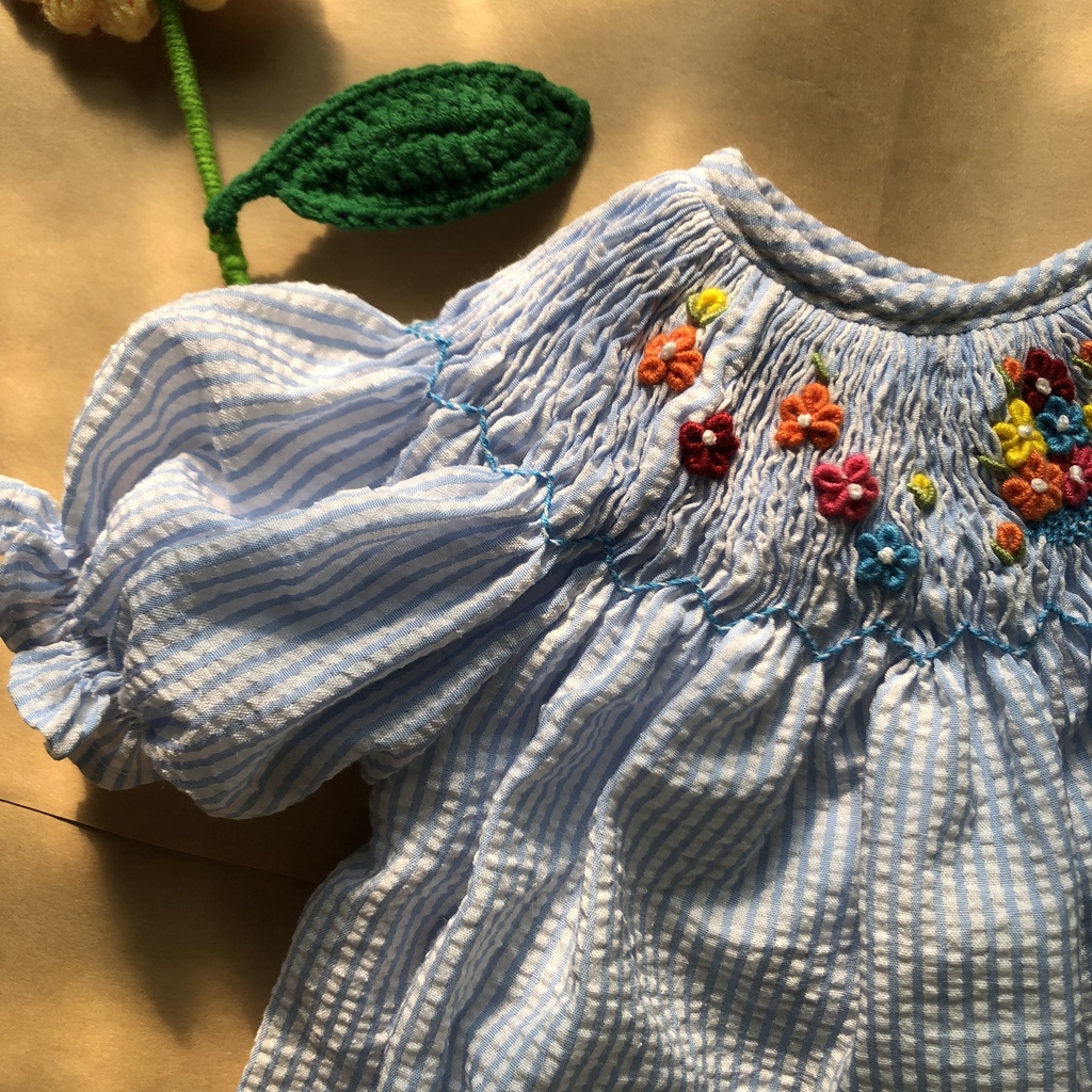 Váy đầm cho bé gái - đầm Smock sọc kẻ xanh chất đũi xốp họa tiết thêu tay