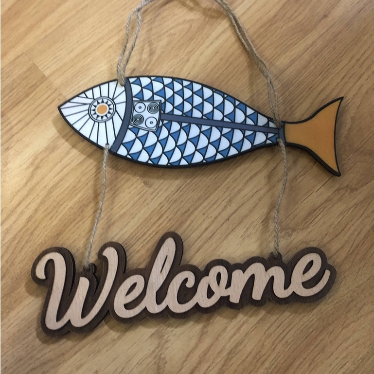 Bảng gỗ treo cửa, bảng gỗ trang trí chữ Welcome chào mừng khách hàng hình con cá màu xanh có sẵn dây treo