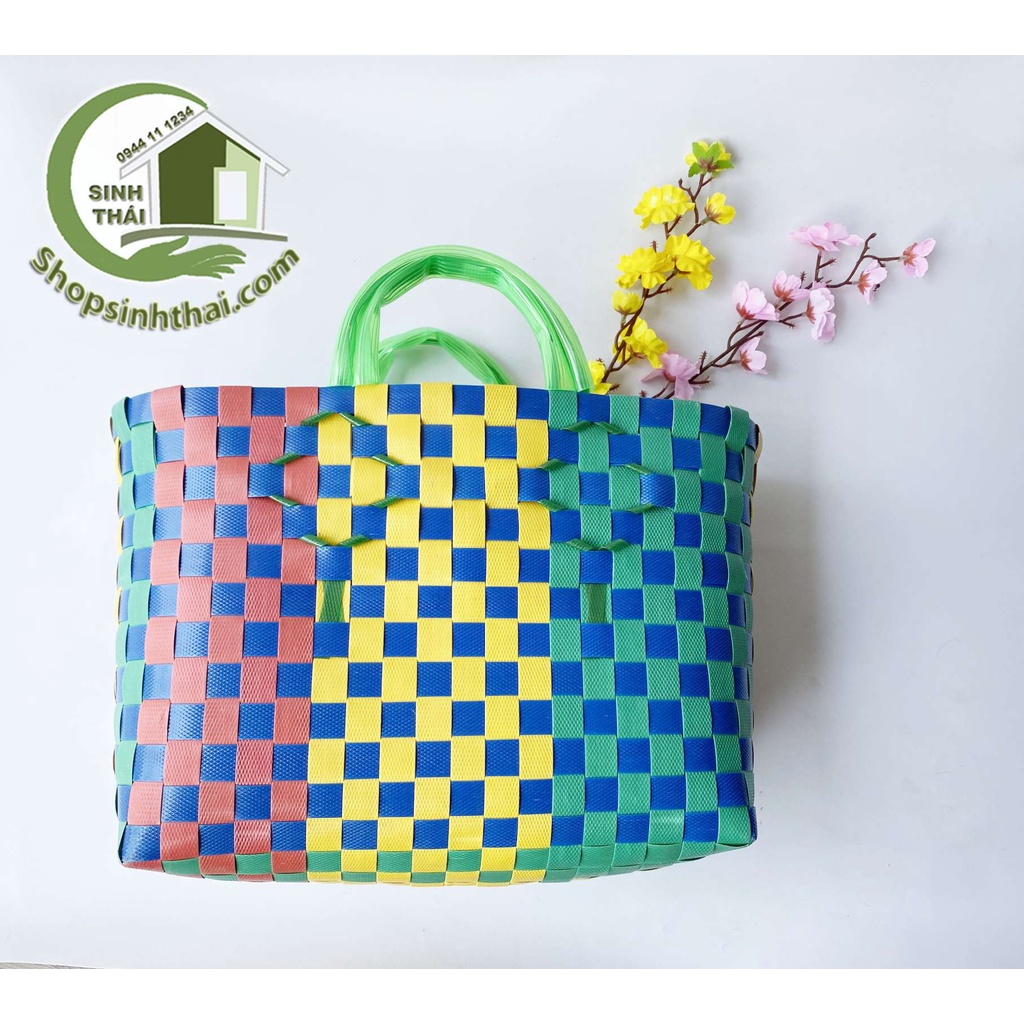 Giỏ làn nhựa giả mây đan nhiều màu, quai xách đôi 40cm x 25cm - màu ngẫu nhiên