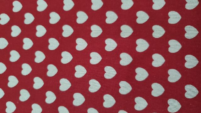 Vải bố trái tim trắng nền đỏ